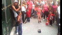Une fillette chante avec son oncle dans la rue