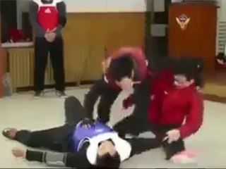 ATTENTION : Ce prof d'arts martiaux va très très vite !