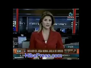 Falls in the middle of a pond Bears يسقط في بركة وسط الدببة