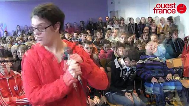 Nils Tavernier sous le feu des questions des élèves de l'IEM et les collégiens de Saint-Lô