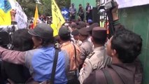 Endonezya'da, Benzin Zammı Protesto Edildi