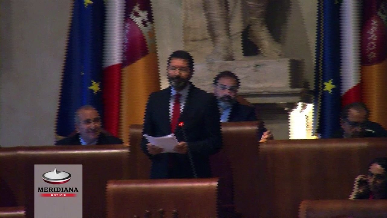 Marino paga le multe ma non si dimette, applausi e fischi in aula Giulio Cesare