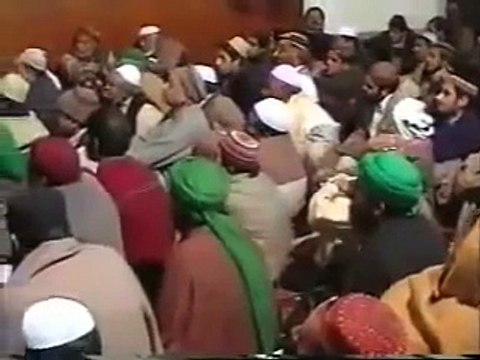 Qabr ko Chumna aur Sajda karna kaisa hai - Mufti Akmal Sahab