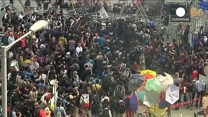 Hong Kong'da göstericilerin kurduğu barikatlar kaldırılıyor