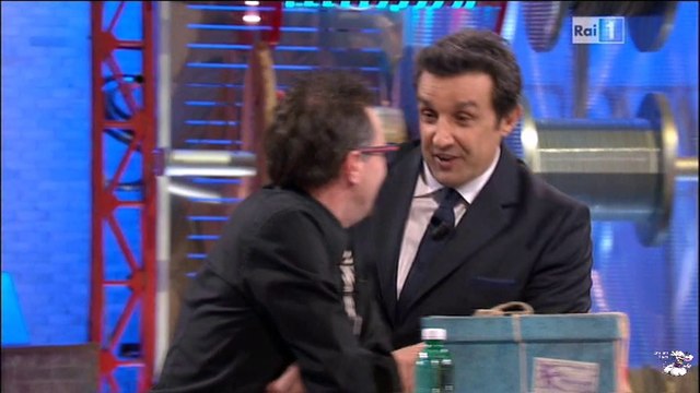 Flavio Insinna e il concorrente di Affari Tuoi che non ricorda i nomi...