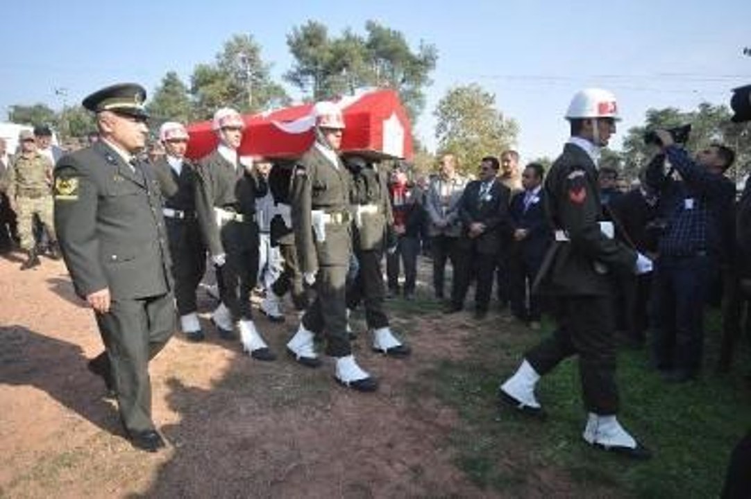 Nöbet Değişimi Sırasında Vurulan Askerin Cenazesi Ailesine Teslim Edildi (2)