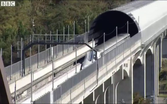 New train speed record : Japans levitating maglev train reaches 500km/h (311mph)