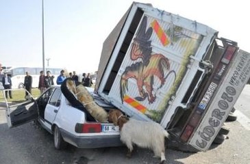 Aksaray'da Kamyonetle Otomobil Çarpıştı: 2 Yaralı