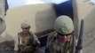 Soldat prend une balle de sniper Taliban dans le casque