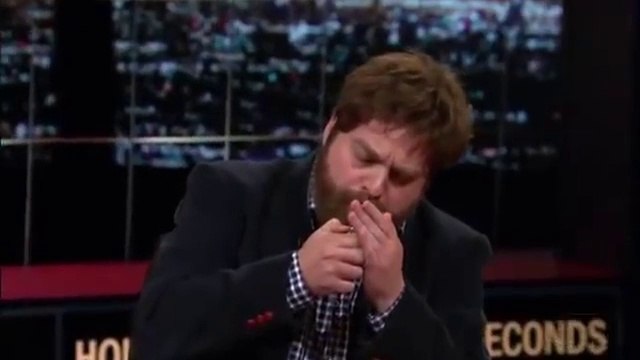 Zach Galifianakis fume un joint en direct