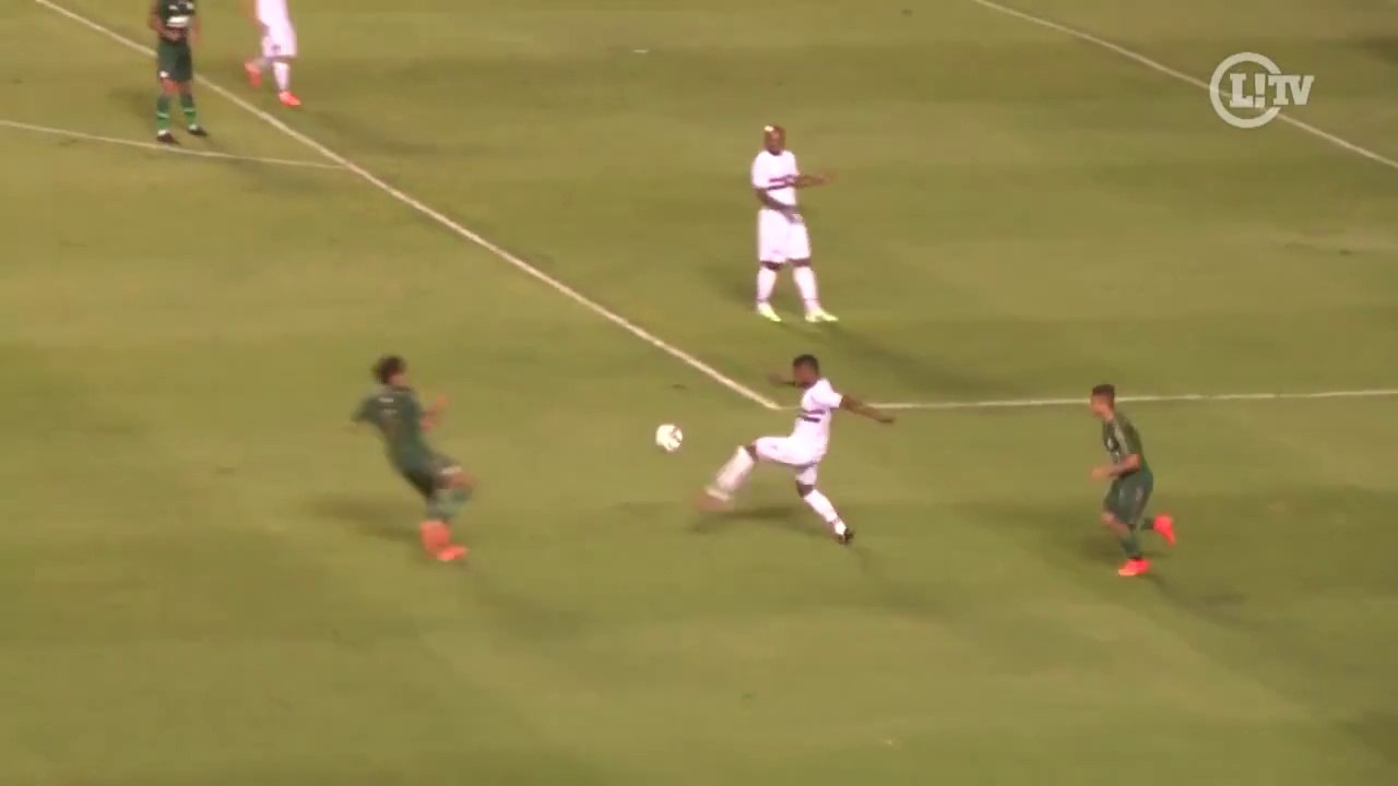 Le double coup du sombrero de Michel Bastos