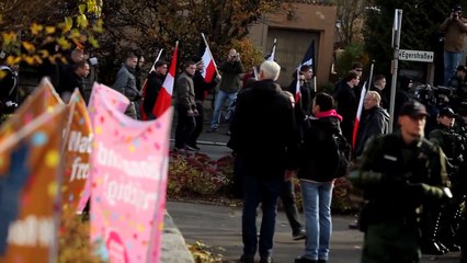 Défilé de Nazis en la mémoire d'Hitler dérive dans le bon sens...