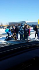 Download Video: Enchaînement de chutes sur une plaque de verglas à la sortie du lycée. 6 min de bonheur!