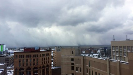 Video herunterladen: Nuages de neige géants en formation sur le lac - Tempête de neige sur Buffalo, Buffalo Lake Effect