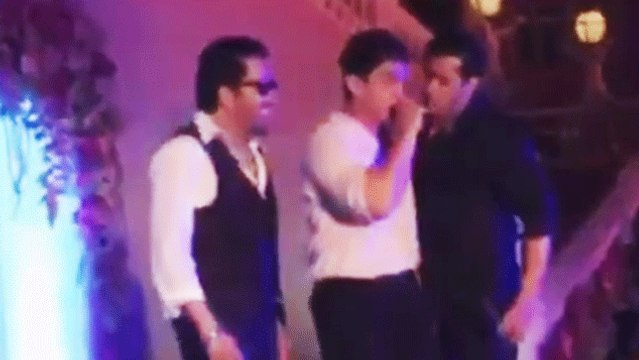 Aamir Khan Sings AATI KYA KHANDALA Live At Salman's Sister Arpita's Marraige