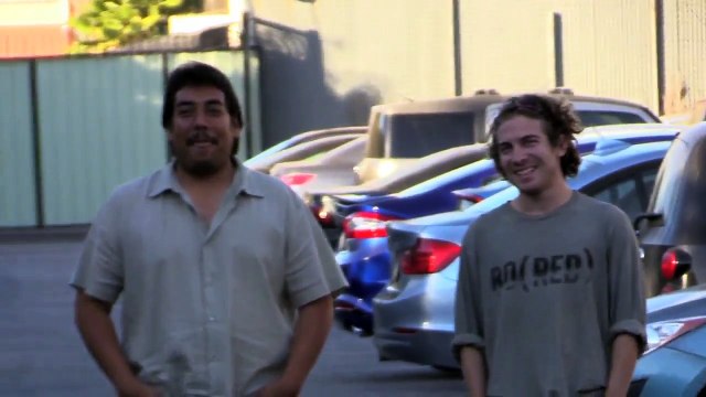 Nada como atar um amigo com fita-cola a uma parede e lançar-lhe foguetes!