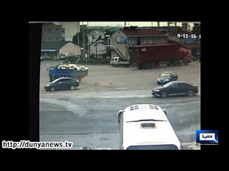 Dunya news-Freak accident: Chinese pedestrian lucky to be alive