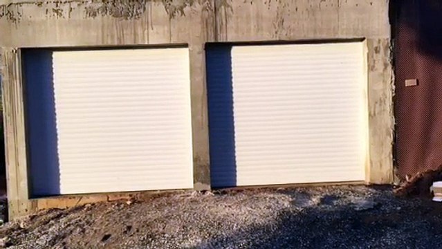 Portes enroulables motorisées et posées par APG Accès Portes de Garage