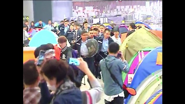 Manifestantes tentam entrar no Parlamento de Hong Kong