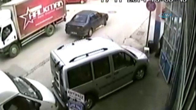 Bir anda tutuştu sürücü ölümden döndü