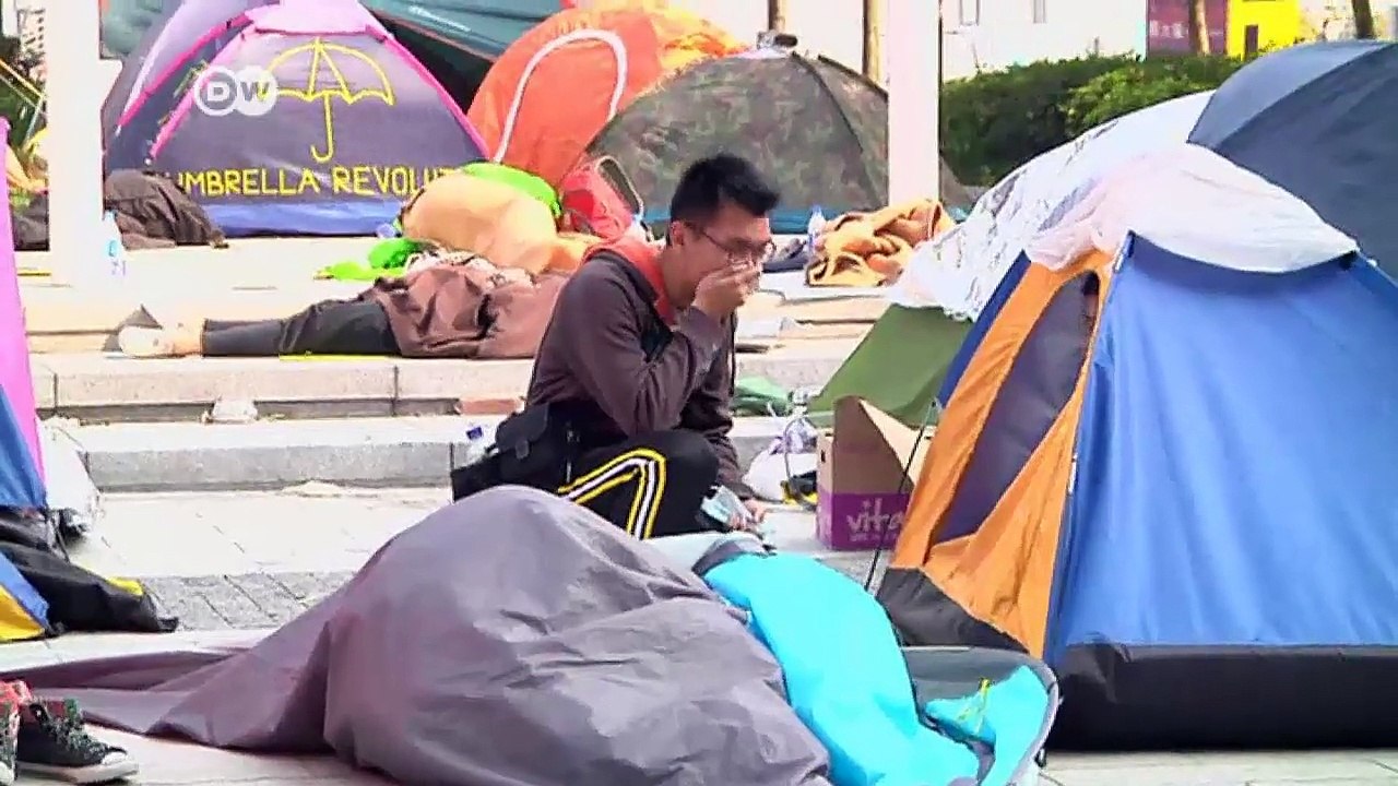 Hongkong: Schlagstöcke gegen Regenschirme | Journal