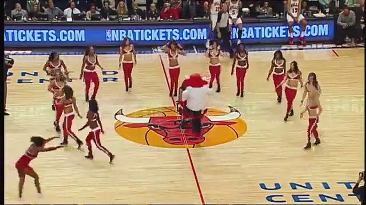 Alors qu'elle pense se tromper dans la chorégraphie, cette pom-pom girl va vivre le plus beau moment de sa vie ! - Vidéo Dailymotion