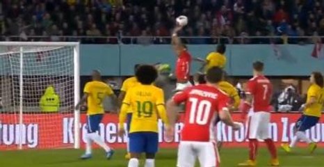 Kurnaz Futbolcu Elle Gol Attı, Hakem Yemedi