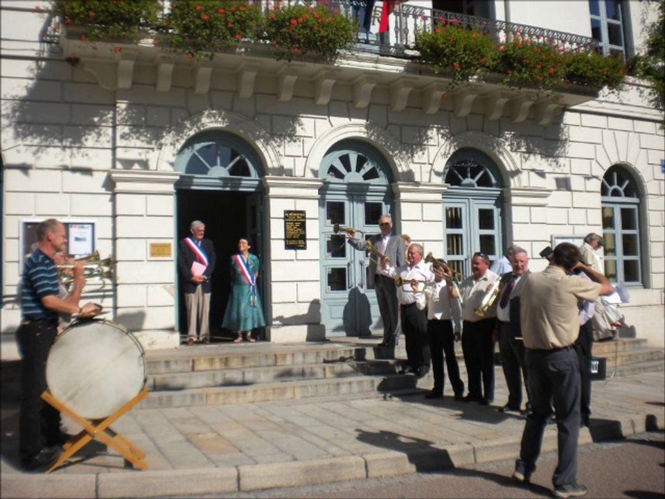 La plaque - hommage au drame du 12 juin 1944 à Lormes (Morvan)