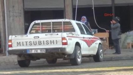 Rize Çatıya Odunlar Kamyonet Yardımıyla Çıkarıldı