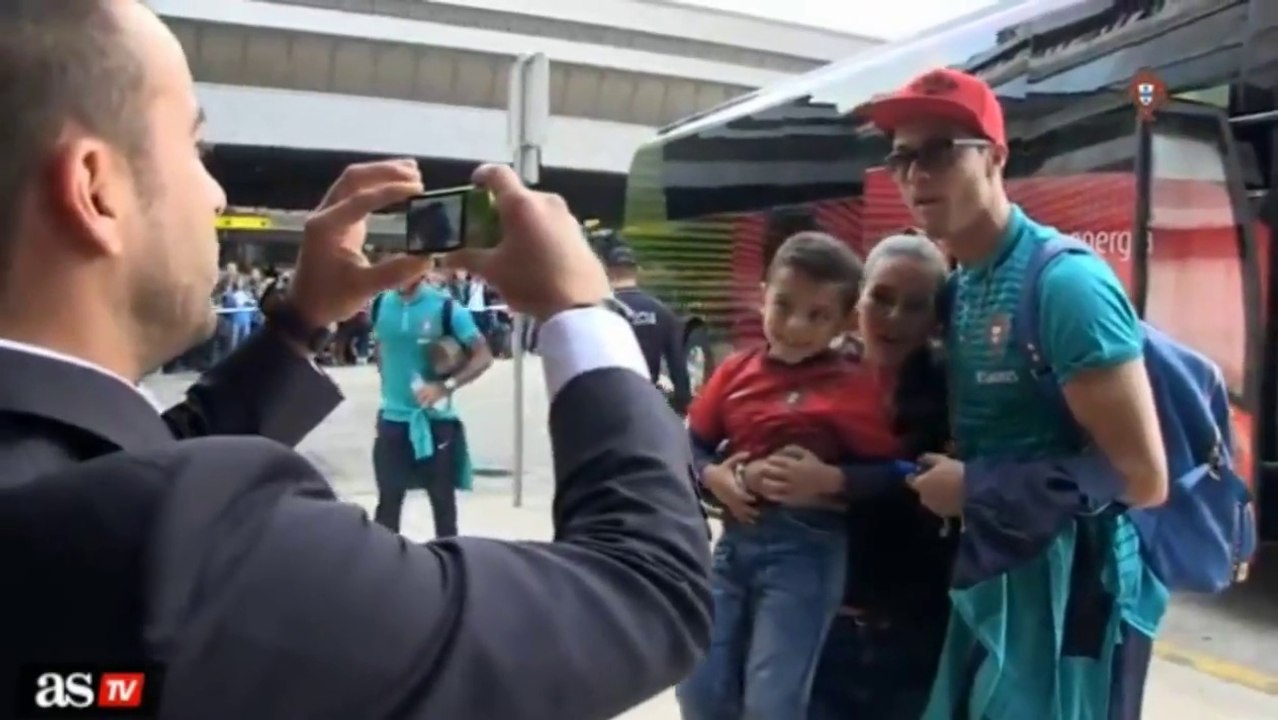 Gran gesto de Cristiano Ronaldo: se saltó las normas y llamó a un niño para una foto