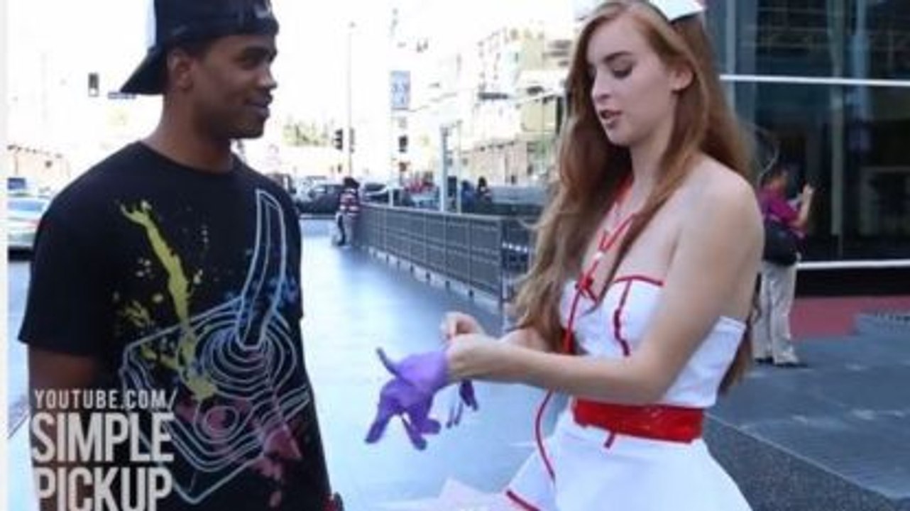 Palpage de testicules gratuit dans la rue