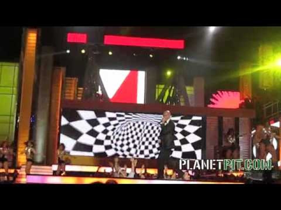 PITBULL AT THE LATIN BILLBOARDS AWARDS 2010 - RED CARPET/BEHIND THE SCENES
