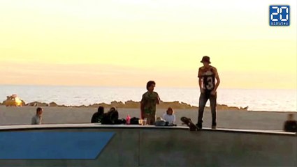 Un journaliste reçoit un skate en pleine tête