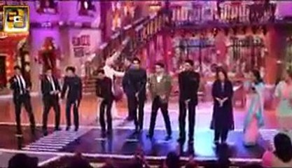 下载视频: Hot videos D12 Shahrukh Khan, Deepika Padukone on Comedy Nights With Kapil   25th October 2014 Episode BY w2 videovines