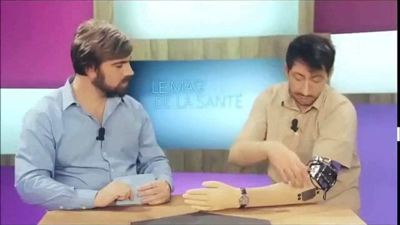 Le gars actionne accidentellement le mode "plaisir" de son bras électronique !