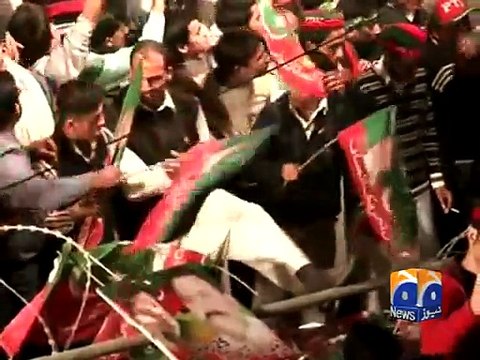 Journalists protest during Qureshi’s press conference -Geo Reports-19 Nov 2014