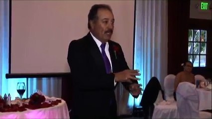 Pour le mariage de sa fille, il interprète toute une chanson en langage des signes !