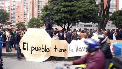 Colombianos pedem paz