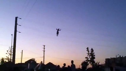 كيف يحدث هذا غريب جدا مختل عقليا يمشي على اﻷسلاك الكهربائية- AMAZING TALENT AND PEOPLE COMPILATION