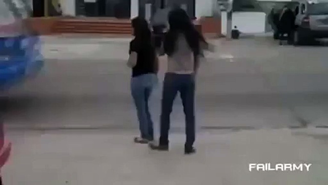 Şakacı Kızlar Trafikte