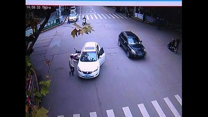 Dunya News - People Lift Car to Free Trapped Accident Victim