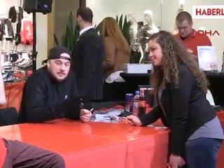 Almanya'da Türk Rapçinin İmza Gününde Kuyruk Sokağa Taştı Ek