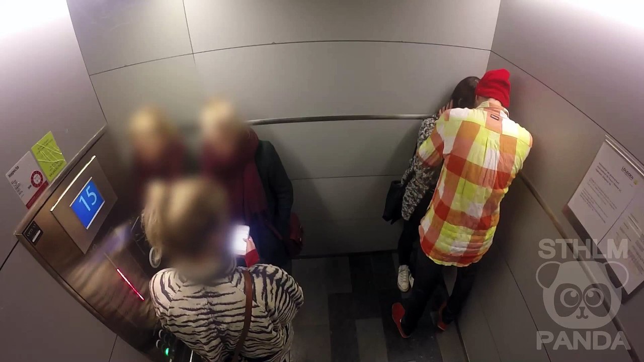Elle se fait agresser dans l'ascenseur et personne n'intervient : expérience sociale édifiante!