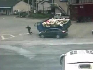 İki aracın arasından şans eseri kurtuldu