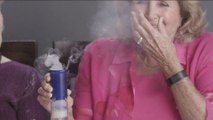 Des mamies fument de la marijuana pour la première fois!
