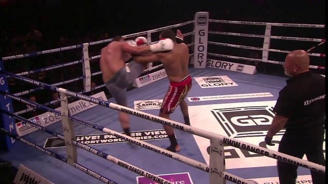 KO et nez explosé : ce kick-boxeur se prend un coup de genoux terrible!