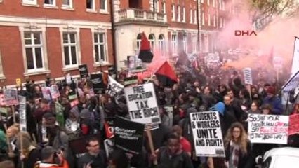 Londra'daki Öğrenci Protestosunda 11 Gözaltı
