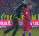 Le joueur de football roumain George Galamaz agressé par un supporter en plein match