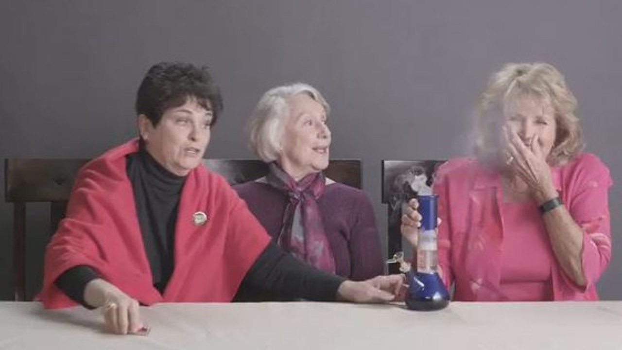 Des Mamies fument du Cannabis pour la première fois