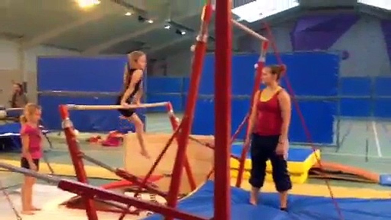 Janaelle - Les premières sorties "salto" aux Barres